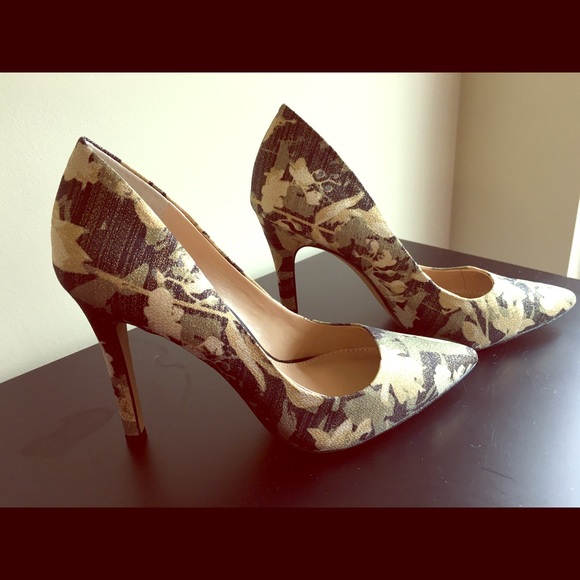 Vince camuto fabric  flower pumps