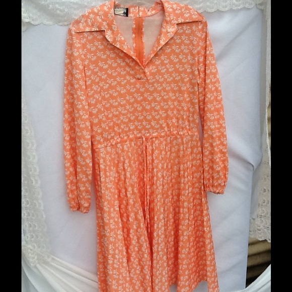 Straight lane Dresses & Skirts - Vintage dress size14 long sleeve zip up back peach