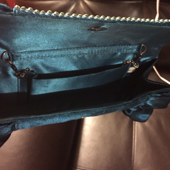 Turquoise clutch - Picture 2 of 3