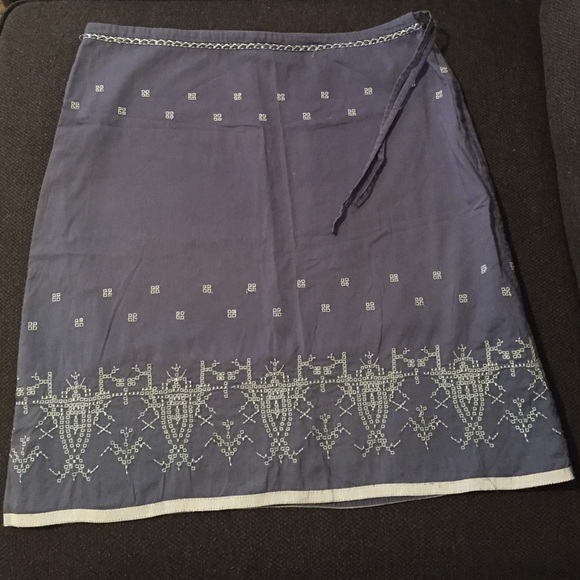 American Eagle embroidered blue skirt