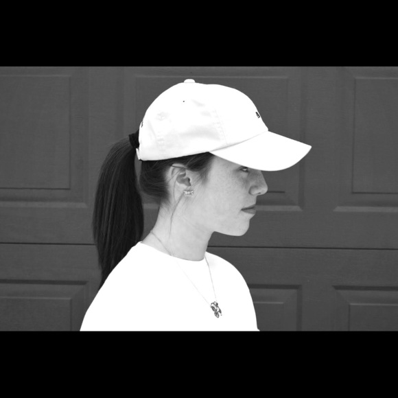 Vineyard vines cream colored baseball hat