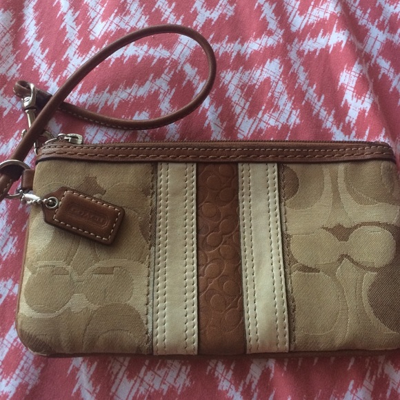 🌻 coach clutch/ wristlets