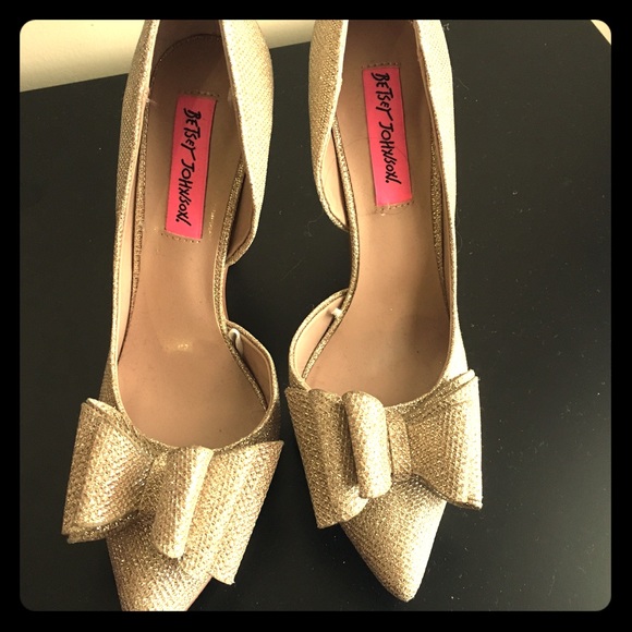 Gold bow pumps