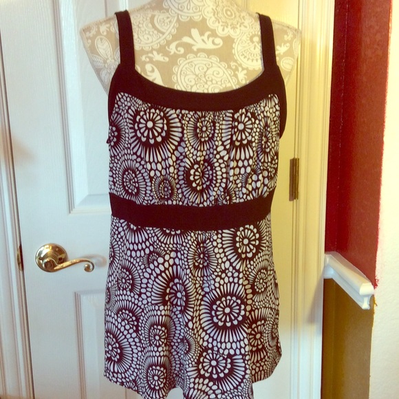 😋 Size Large, B&W floral medallion print top