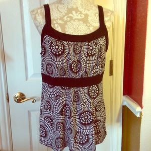 😋 Size Large, B&W floral medallion print top
