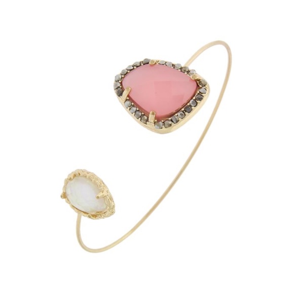 Jewelry - • Gold rhinestone bracelet •
