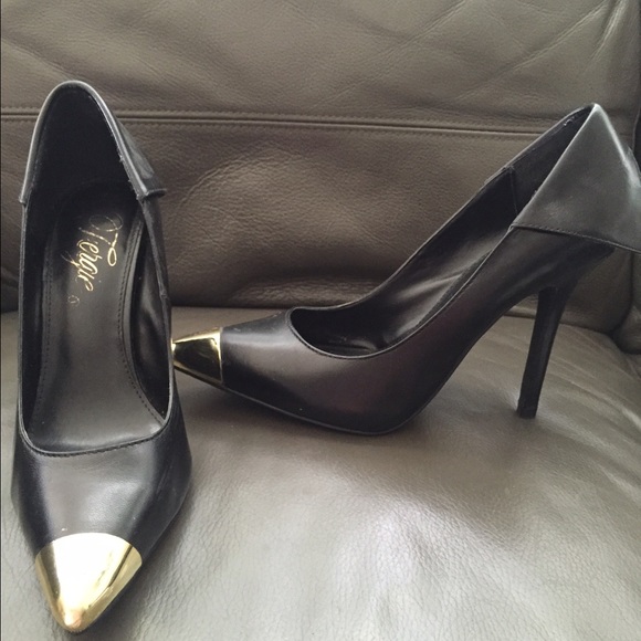 👠Fergie Podium black metal pointed toe pumps