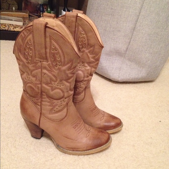 Tan cowboy boots size 8
