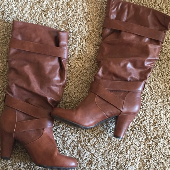 High heeled boots, fits loosely around calf