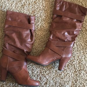 High heeled boots, fits loosely around calf