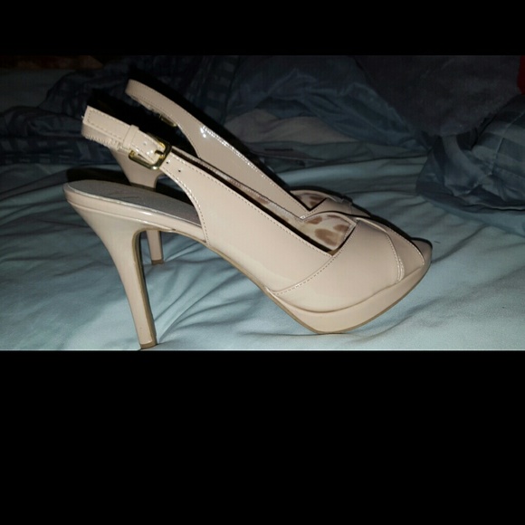 A nice pair of heels.  They are in great conditio.
