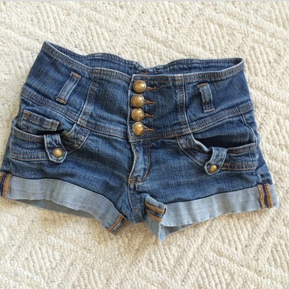 Urban Vibe High-Rise 4-button shorts