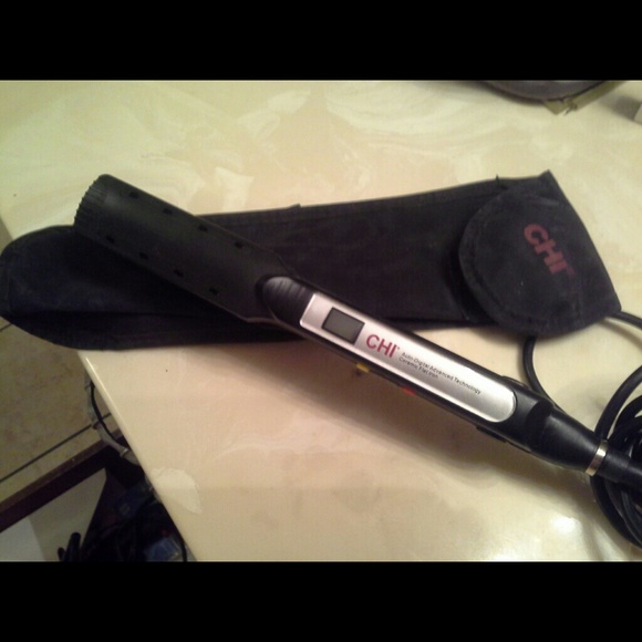 EUC chi 3/4 inch flat iron with travel case.