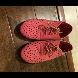 Coral lace up shoes