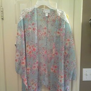 Beautiful flowy cardigan/ blousr