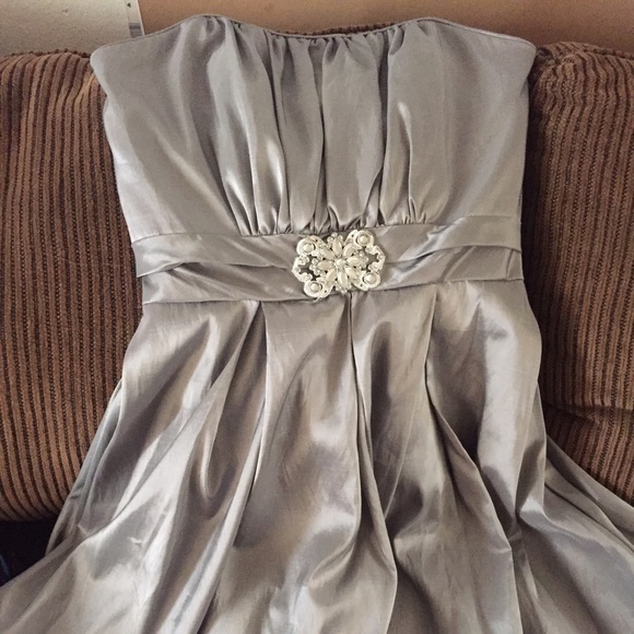 Prom dress :) very pretty !! Gray no rips!
