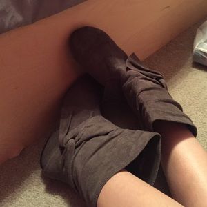 Cute gray boots with bow on the side!!