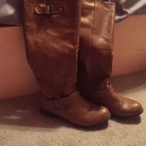 Brown boots with buckle on side and zipper in back