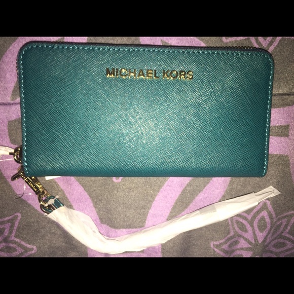 Authentic Michael Kors Jet Set Travel Wallet