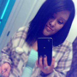 Meet your Posher, Larissa