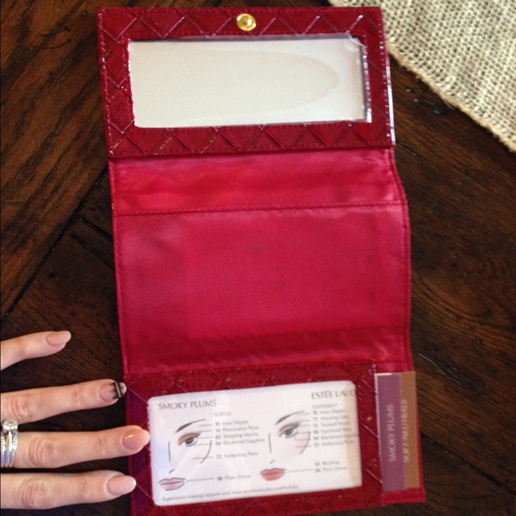 Red woven leather Estée Lauder travel set - Picture 3 of 4