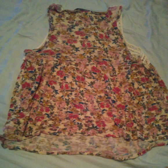 Flower Top w/ Crocheted Collar - Picture 2 of 2