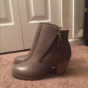 *REDUCED PRICE* NEVER BEEN WORN: Taupe booties