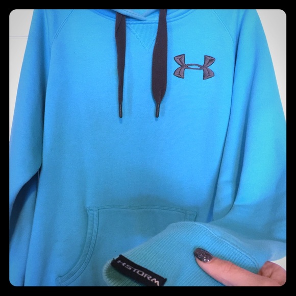 Woman's Under Armour hoodie💙