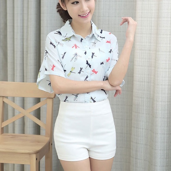 Stretchy white high-waisted shorts 💋