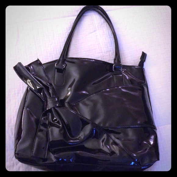 Black shiny patten leather bag