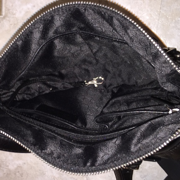 I'm selling my Michael kors cross body bag! - Picture 3 of 3