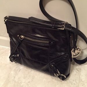 I'm selling my Michael kors cross body bag!