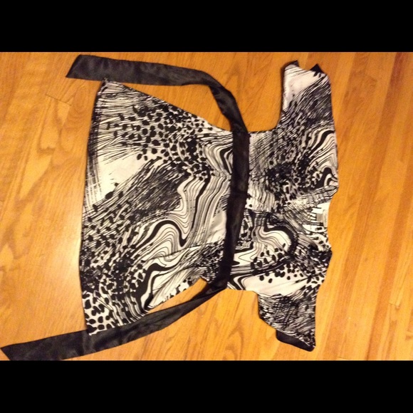 Small/Medium black-white pattern v-neck blouse