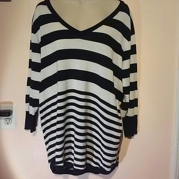 Vince Camuto Sweaters - Vince Camuto oversize lightweight sweater/top