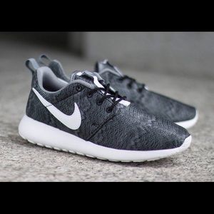 NIKE ROSHE RUNS size 41/2 kids; 61/2 women's