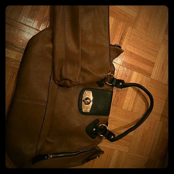 Brown leather bag with its matching pouch