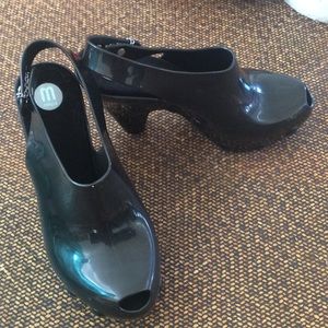 Melissa Black Rubber Platforms Size 8. (4)
