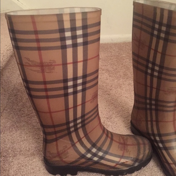 Authentic Burberry rain boots - Picture 2 of 4