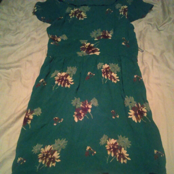 Green Flowery Dress - Picture 3 of 3