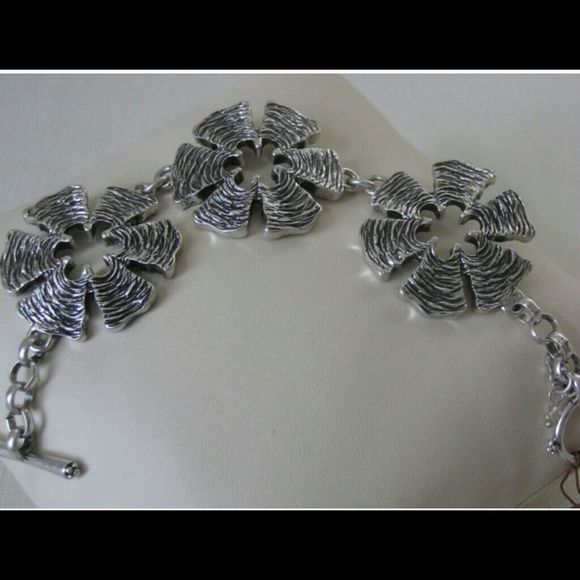 Lucky Brand Jewelry - 🎁🎄Christmas Present🎄🎁LUCKY BRAND SILVERTONE 3 FLOWER BRACELET