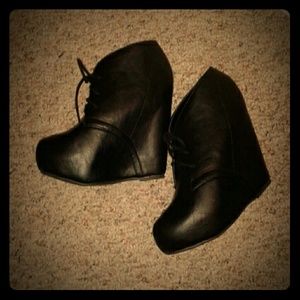 Ankle wedged booties