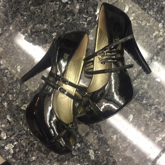 Bakers Shoes - Black patent pumps