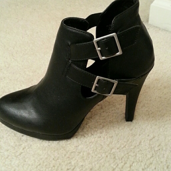 Blk ankle boots