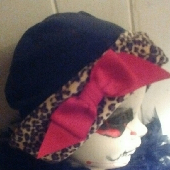 MAKE AN OFFER! Vintage velvet hat