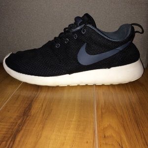 Black nike roshe runs