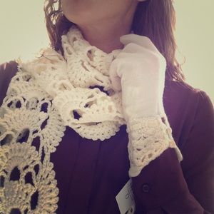Beautiful scarf and glove set