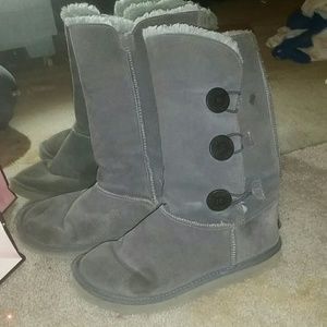 Dark gray tall uggs.
