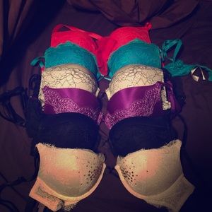 Victoria's Secret Bombshell Bra's (32B)