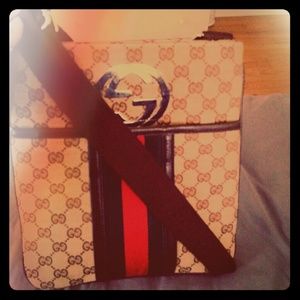 100%Authentic Gucci cross body purse .