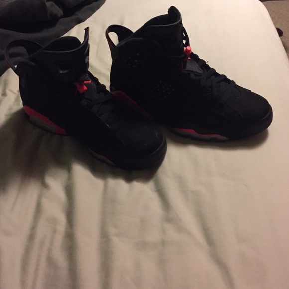 Retro 6 black infared size 8